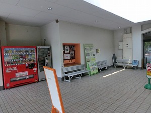 平川動物公園リスの森売店横通路
